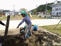 砂山で遊ぶ男の子