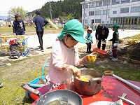 料理をする女の子