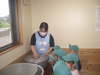 大きな鍋を見ている