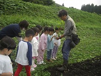 ブドウ畑で話を聞いている