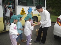 おみやげをもらう子どもたち