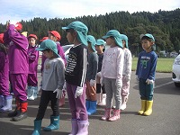 並んでいる子供たち