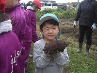 さつまいもを持っている子ども