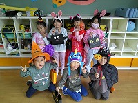 ハロウィンの格好で集合写真