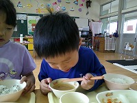 給食を食べる男の子