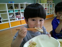 給食を食べる男の子