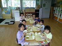 給食を食べる子どもたち