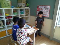 勉強ごっこをする子どもたち