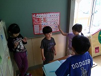 勉強ごっこをする子どもたち