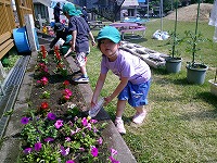 水やりをする子ども