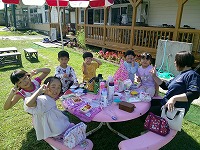 外でお弁当を食べている