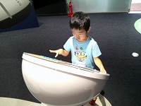 子ども館でゲームをするもも組男の子