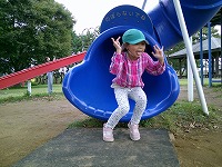 回転滑り台を滑るうめ組女の子