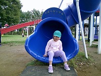 回転滑り台をするうめ組女の子1