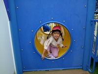 トンネルから出てくるすみれ組女おこ