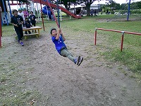 ジップラインをするうめ組男の子1