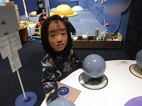 子ども館で宇宙の勉強をするすみれ組男の子