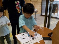 スタンプを押している子ども