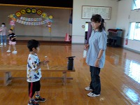 祖母と遊ぶ子ども