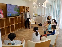 アルビオンで話を聞いている