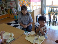 給食を食べている