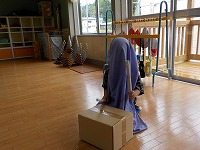 段ボール箱を太鼓にしています