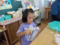 ハサミで切って製作しています