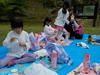 弁当を食べる子どもたち