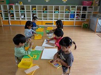 みんなで粘土とお絵描きです