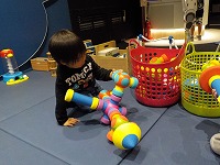 子ども館のおもちゃで遊ぶすみれ組男の子１