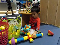 子ども館のおもちゃで遊ぶすみれ組男の子2