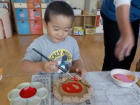 絵の具のソースを塗ります