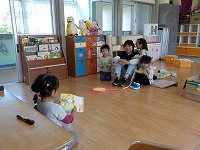 絵本の読み聞かせをしますよ