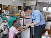 野菜を渡している子ども