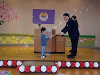 園長先生から修了証書をうけとっている