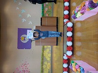 修了証書を掲げている姿（５人目）