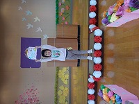 修了証書を掲げている姿（女の子）