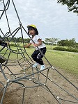 ジャングルジムロープで遊ぶもも組女の子