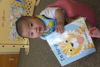 絵本をもつ赤ちゃん