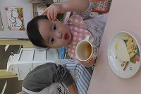 コップを片手に困り顔の女の子