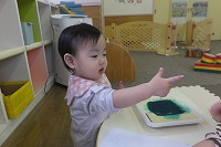 ひとさし指を突き出している女の子