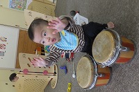 ボンゴを叩いてノリノリの男の子