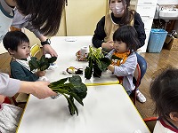 野菜を触っている子ども達