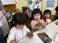 野菜を触っている子ども達