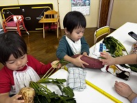 野菜を触っている子ども達