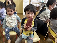 さつまいもを持っている子ども