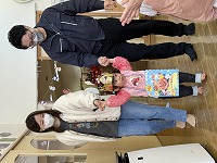 両親と一緒に入場するお誕生児