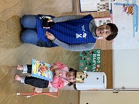 インタビューを受けて答えているお誕生児
