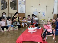 みんなで完成させたクッションケーキを喜んでいるお誕生児