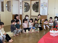 お誕生児をお祝いしている子ども達